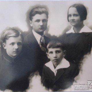 Zygmunt Zyblewski z rodzeństwem - dolny rząd, pierwszy z lewej strony